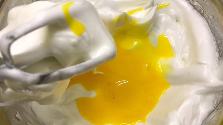 奶油纸杯蛋糕,倒入蛋黄，用电动打蛋器打发2分钟