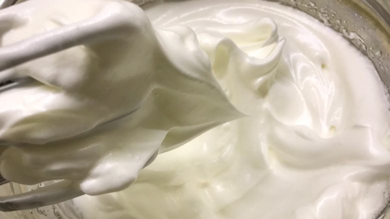 奶油纸杯蛋糕,用电动打蛋器打发蛋清，分三次加入细砂糖打发至蛋白硬挺的干性发泡状态