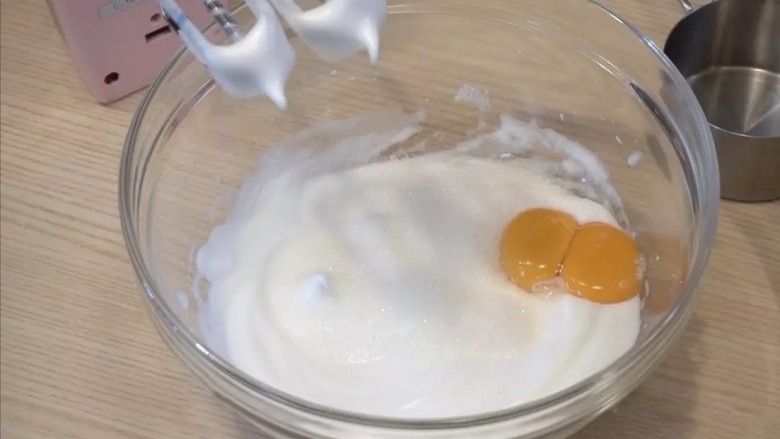 树莓慕斯,蛋糕胚:蛋黄蛋白分离，打发蛋白，蛋白出现有纹路后，倒入1/2细砂糖，继续打发。9分打发（提起打蛋头有尖尖角）后，加入细砂糖和蛋黄，继续打发1-2分钟