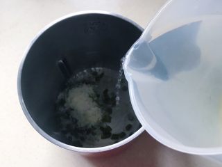 鲜铁皮石斛汁,倒入热水,水位必须达到机器的最低刻度