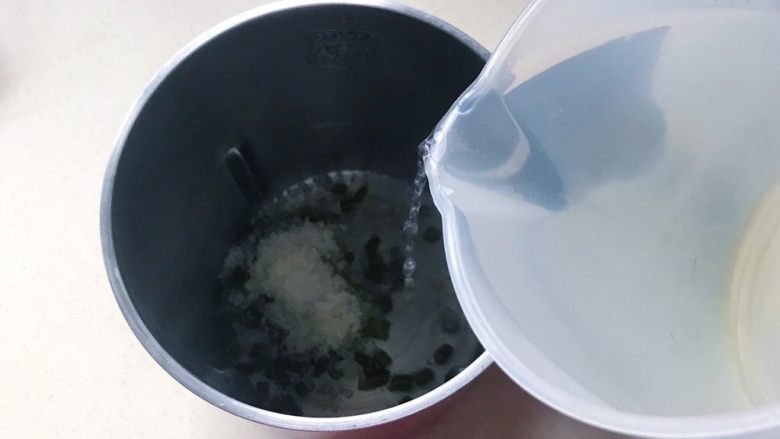鲜铁皮石斛汁,倒入热水,水位必须达到机器的最低刻度