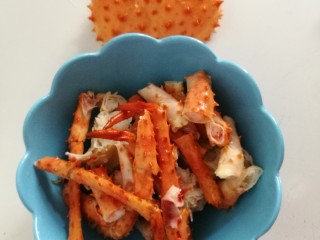 咖喱帝王蟹,剁切小块。