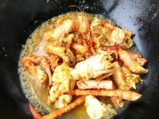 咖喱帝王蟹,倒入清水不要太多，淹住蟹的三分之二就行，盖盖子闷一会，大火收干汁即可。