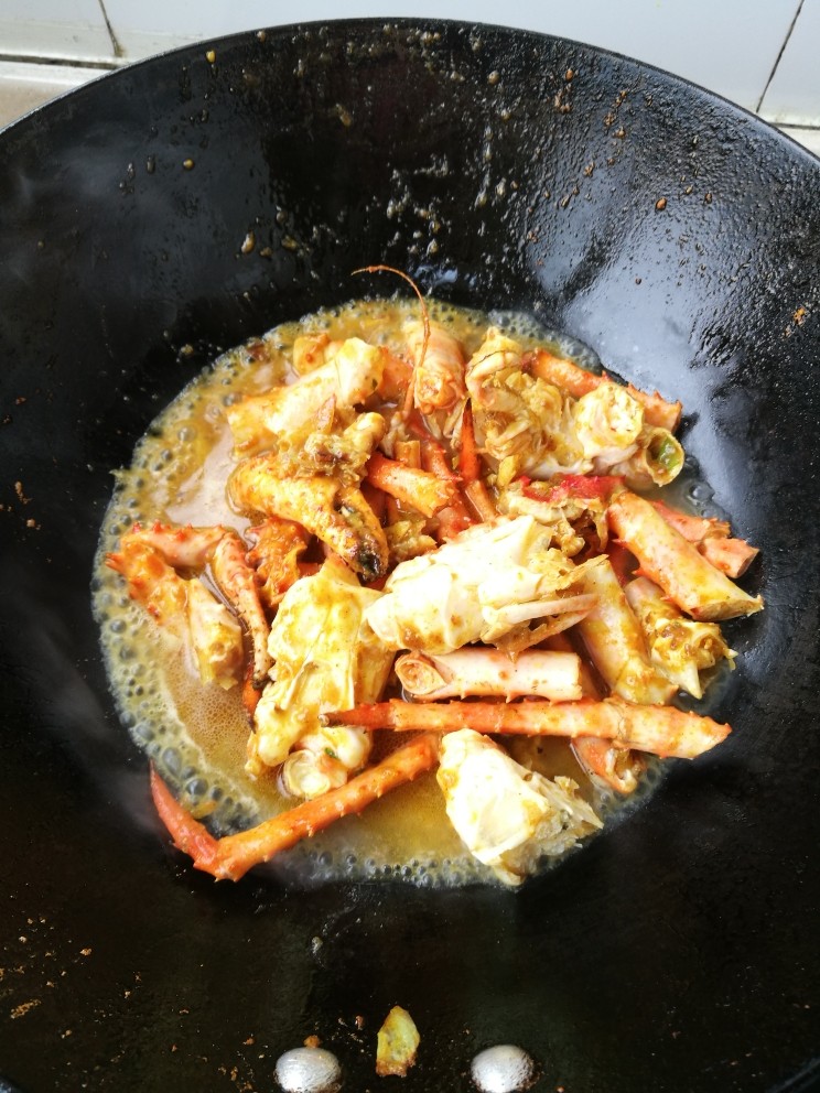 咖喱帝王蟹,倒入清水不要太多，淹住蟹的三分之二就行，盖盖子闷一会，大火收干汁即可。