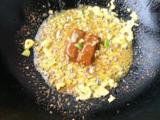 咖喱帝王蟹,放入咖喱小火炒至融化。