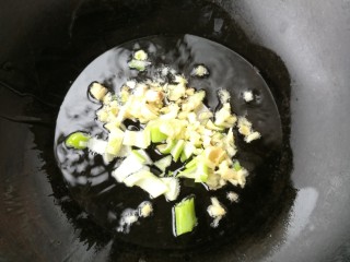 咖喱帝王蟹,葱姜蒜切碎，热锅凉油放入爆香
