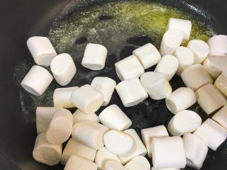 抹茶味牛轧糖,黄油软化好后迅速倒入棉花糖，继续软化棉花糖