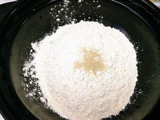 烧饼夹烤肉,取中筋面粉加入发酵粉，拌均匀