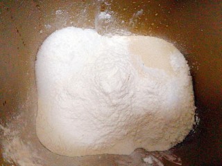 香葱火腿沙拉面包,将食材称好，把主材料哈哈除了黄油，按照先液体再粉末的顺序放进面包桶内，