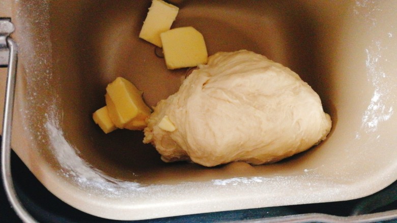 香葱火腿沙拉面包,然后加入软化好的黄油继续揉20分钟