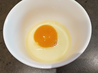 醪糟玫瑰黑芝麻汤圆,鸡蛋一个打入碗中。