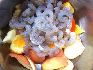 鱼香脆皮虾与蔬菜水果沙拉,虾仁中放少许盐，放入果皮，用手把果皮水挤出来，搅拌均匀，腌制10分钟