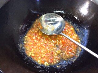 鱼香脆皮虾与蔬菜水果沙拉,倒入芡汁炒匀，烧至汤汁浓稠即可