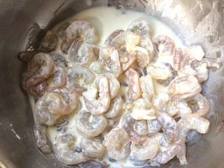 鱼香脆皮虾与蔬菜水果沙拉,在放入勾好的欠糊中搅拌均匀