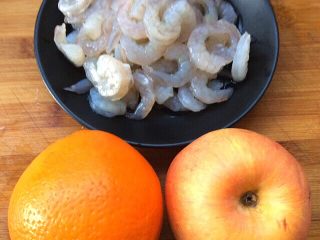 鱼香脆皮虾与蔬菜水果沙拉,虾仁洗净，苹果，橙子去皮