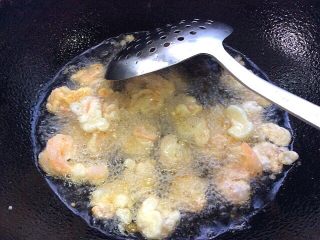 鱼香脆皮虾与蔬菜水果沙拉,烧至六成热下虾仁炸至微黄后捞出