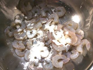 鱼香脆皮虾与蔬菜水果沙拉,虾腌好取出果皮倒掉汁水，放干玉米淀粉拌匀