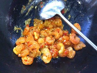 鱼香脆皮虾与蔬菜水果沙拉,倒入炸好的虾仁均匀的裹上鱼香汁即可