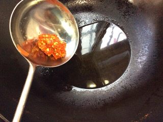 鱼香脆皮虾与蔬菜水果沙拉,起锅热油，放一勺辣酱