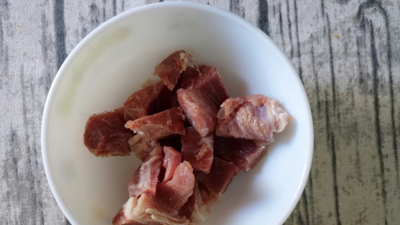 牛肉炖西红柿土豆,切成块