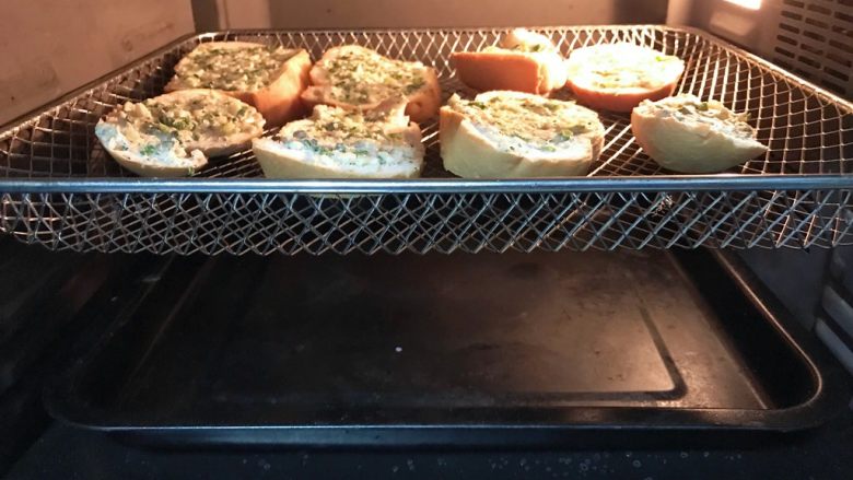 香烤尖头面包片,入烤箱预热180度。