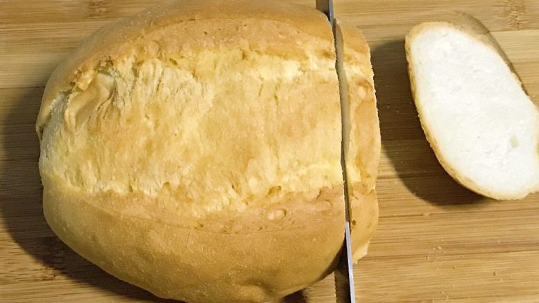 香烤尖头面包片,切大概1cm厚的薄片。