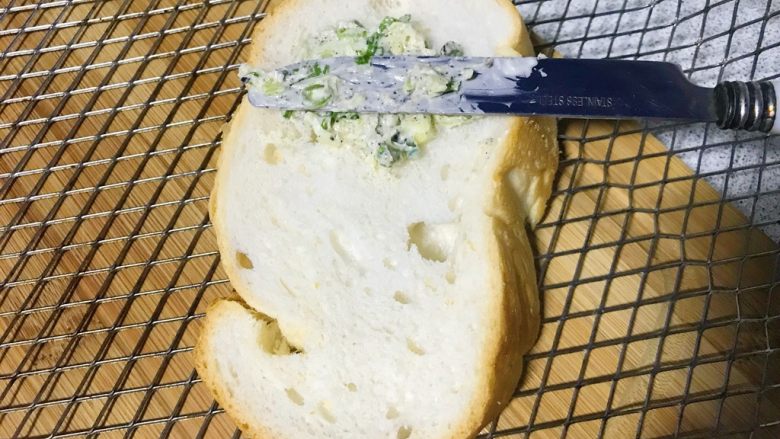 香烤尖头面包片,将面包片上均匀涂抹上刚刚拌好的配料。