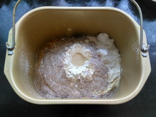 花样土司+咖啡椰蓉土司,将除玉米油以外的所有面包用料放入面包机里
