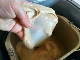 花样土司+咖啡椰蓉土司,继续揉面至面团完全阶段，可拉出半透明的手膜，且破洞边缘光滑，约15分钟。
开启发酵功能，揉好的面团留在面包里发酵，约50分钟