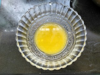 花样土司+咖啡椰蓉土司,制作椰蓉馅，黄油隔水融化