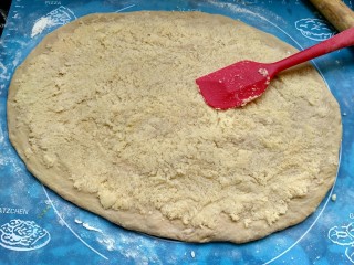 花样土司+咖啡椰蓉土司,用刮刀把椰蓉馅均匀的涂抹在饼上