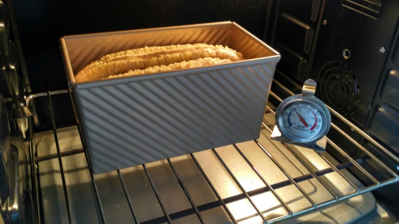花样土司+咖啡椰蓉土司,烤箱预热，180度烤45分钟，不要封盖