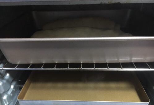 全麦干果大面包,放入烤箱进行第二次发酵，我的烤箱没有发酵功能但是不影响发酵，烤箱下边放一盘开水（我换了2次开水），静置发酵约40分钟～60分钟左右。
