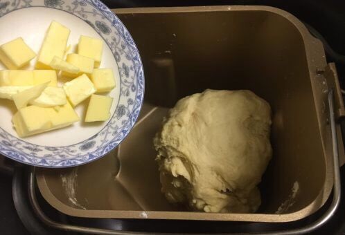 全麦干果大面包,工作十分钟后放入软化好的黄油，然后面包机继续和面约20分钟。