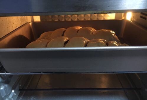 全麦干果大面包,放入烤箱中层，烤约30分钟左右。