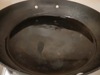 醪糟玫瑰黑芝麻汤圆,锅中加适量水烧开。