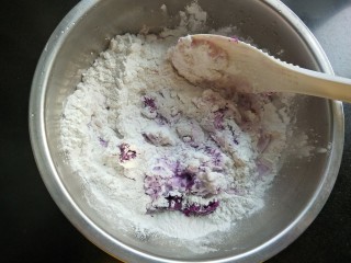 元宵节  珍珠米酒汤圆,将紫薯泥放入糯米粉中，加开水揉成光滑的团。