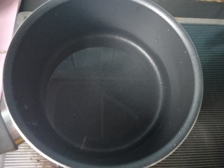 元宵节  珍珠米酒汤圆,锅内放水，烧开。