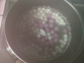 元宵节  珍珠米酒汤圆,放入汤圆，有水蒸气，拍的不是很清晰。