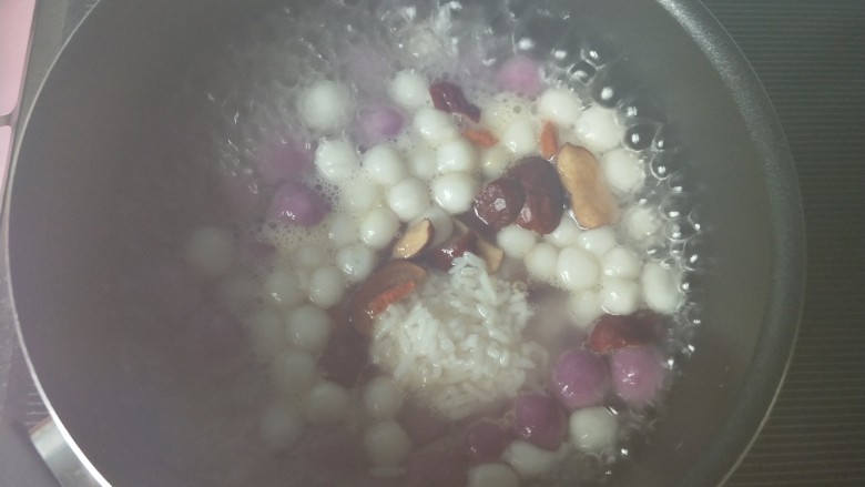 元宵节  珍珠米酒汤圆,放入甜米酒。