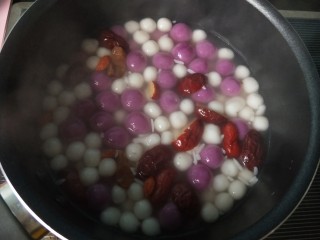 元宵节  珍珠米酒汤圆,汤圆一颗颗浮起来，煮好了。