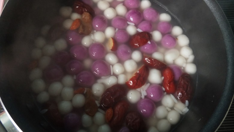 元宵节  珍珠米酒汤圆,汤圆一颗颗浮起来，煮好了。
