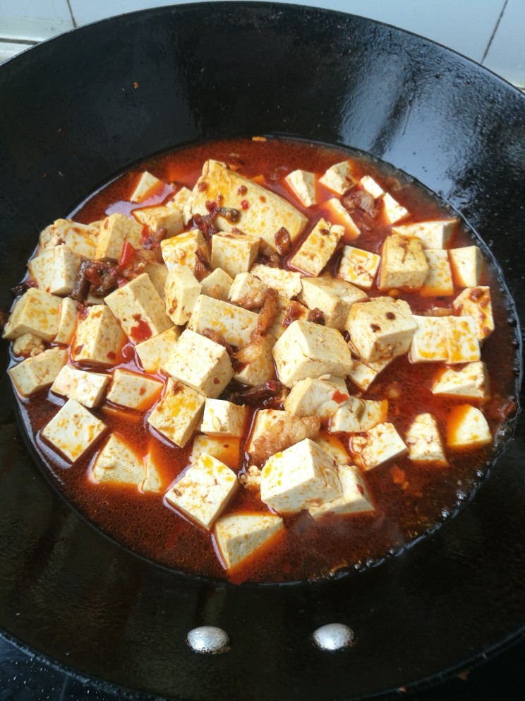 肉沫烧豆腐,加入适量水稍微没过豆腐。不要太多。