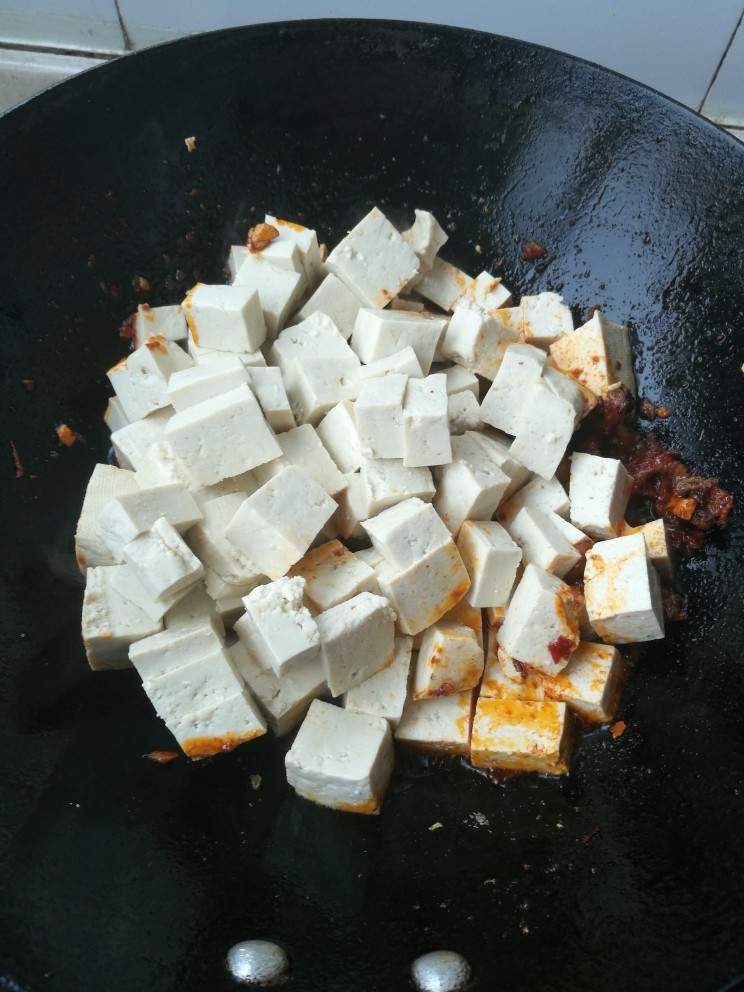 肉沫烧豆腐,加入切好的豆腐。