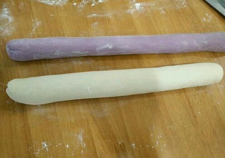 紫薯刺猬包子,把面团充分排气，搓成条。紫色的比白色的稍微小点。