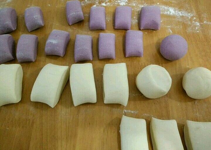 紫薯刺猬包子,分割成等量的剂子。