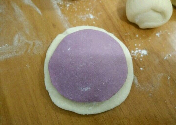 紫薯刺猬包子,然后把紫色那片抹点水，沾到白色面片上。