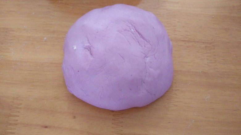 紫薯刺猬包子,紫色面团材料混合，加入适量温水，揉成面团。放到温暖处发酵。