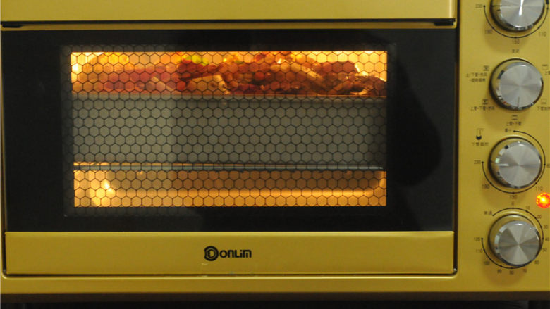 香辣烤鱼,将烤盘端入烤箱，220度继续烤20分钟