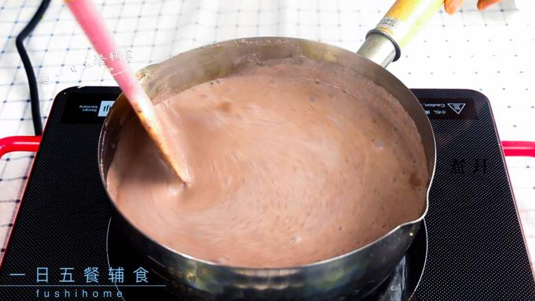 紫米核桃乳,紫糯米泡水4小时以上，和核桃、杏仁、芝麻，加600ml水，放入破壁机或搅拌机打成紫米核桃乳，倒入锅中煮。
>>有豆浆机的做法就更加简单了，紫糯米泡一夜，材料中原料除了牛奶一起放入豆浆机执行“米糊”程序，结束后加点糖调味就是一款很棒的饮料。